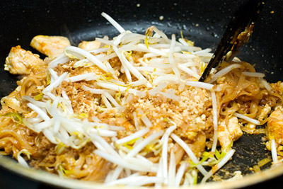 Phở xào chua ngọt theo công thức đơn giản dễ ghiền 6