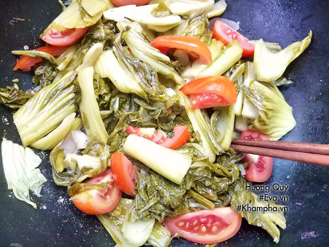 Mực xào dưa chua lạ miệng, đổi món ăn tươi dịp cuối tuần - 4