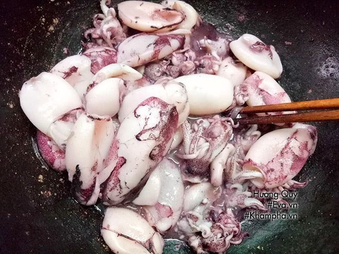 Mực xào dưa chua lạ miệng, đổi món ăn tươi dịp cuối tuần - 2