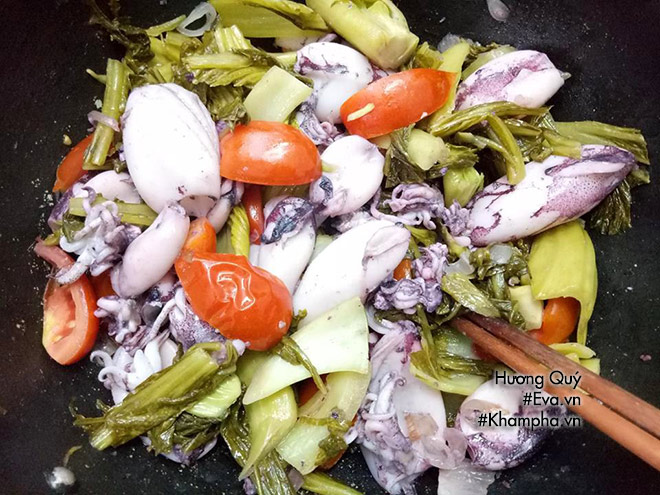 Mực xào dưa chua lạ miệng, đổi món ăn tươi dịp cuối tuần - 5