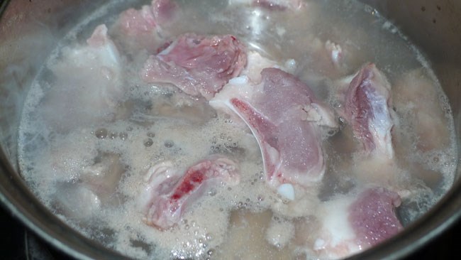 Cách làm món canh sườn nấu sấu chua dịu mát cho bữa cơm ngày hè hình ảnh 3 cach lam mon canh suon nau sau chua diu mat cho bua com ngay he hinh anh 3