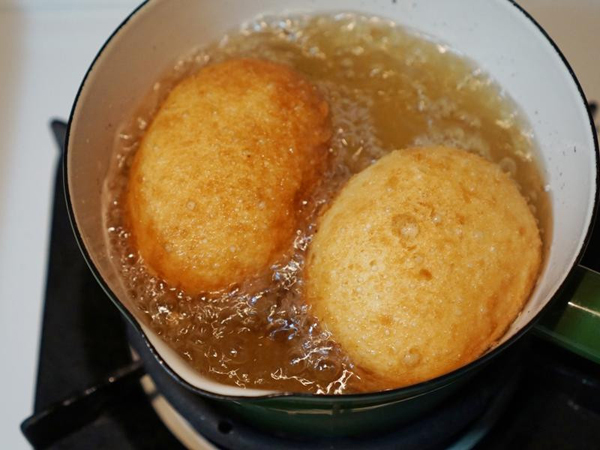 Hướng dẫn làm bánh rán nhân cà ri kiểu Nhật cực nhanh, ăn rất hấp dẫn - 14