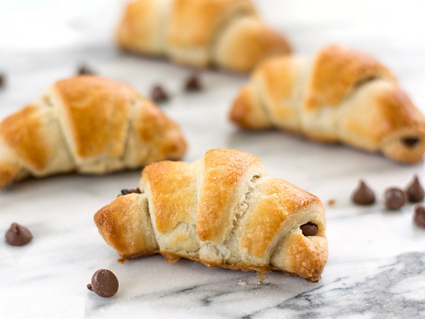 Xốp mềm vàng ruộm món bánh sừng bò nhân chocolate - Ảnh 10. Xốp mềm vàng ruộm món bánh sừng bò nhân chocolate - Ảnh 10.