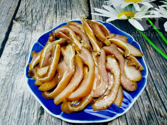 Giòn sựt cực ngon món tai heo om nước dừa - Ảnh 6. Giòn sựt cực ngon món tai heo om nước dừa - Ảnh 6.