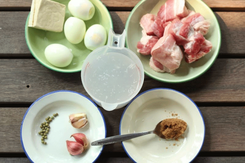 thịt kho trứng vịt 2