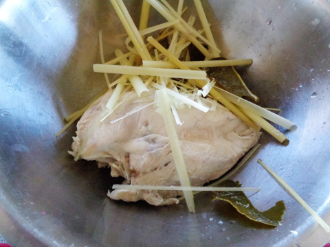 Cách làm khô gà lá chanh vừa ngon vừa nhanh 2