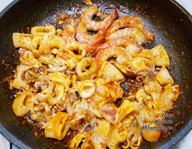 Tự làm mì Quảng hải sản thơm ngon kích thích vị giác - 9