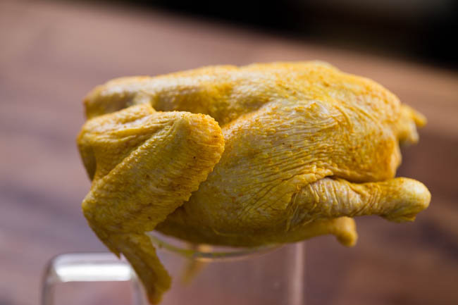 Gà nướng muối nóng hổi, thơm phức cho cuối tuần - 1