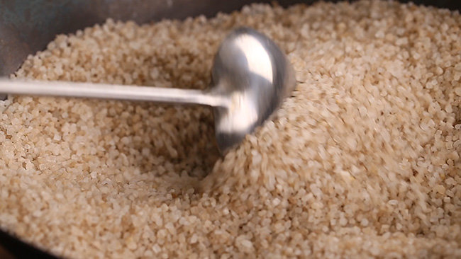 Gà nướng muối nóng hổi, thơm phức cho cuối tuần - 2