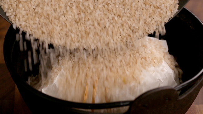 Gà nướng muối nóng hổi, thơm phức cho cuối tuần - 4