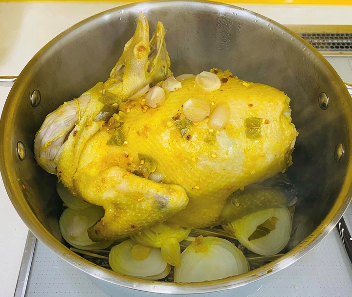 Gà hấp muối sả thơm ngon.