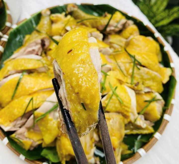 Thịt gà hấp muối thơm ngon khó cưỡng. (Ảnh: B.L)