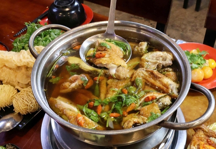 Món lẩu gà ớt hiểm rất phù hợp cho những ngày mưa, lạnh. (Ảnh: B.L)