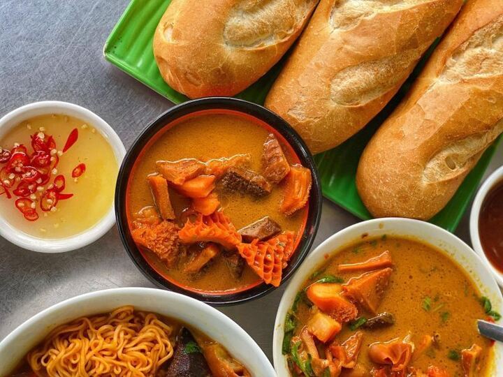 Phá lấu có thể ăn kèm với bánh mì, bún tươi hoặc mì gói. (Ảnh: B.L)
